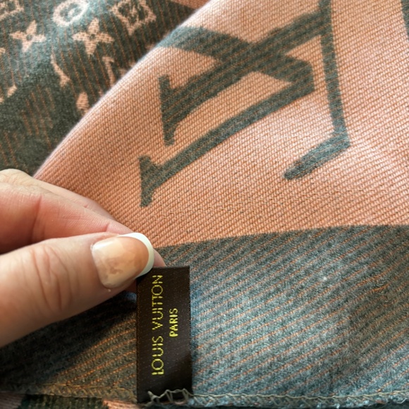 Adorable Louis Vuitton Cashmere Oversized Scarf (Grey Pink and Orange) - Picture 3 of 5